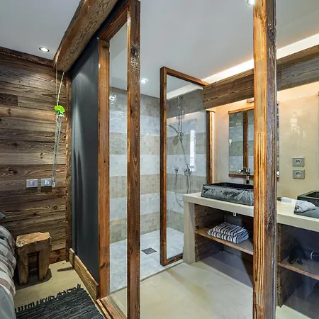By U - 2 Chalet *
